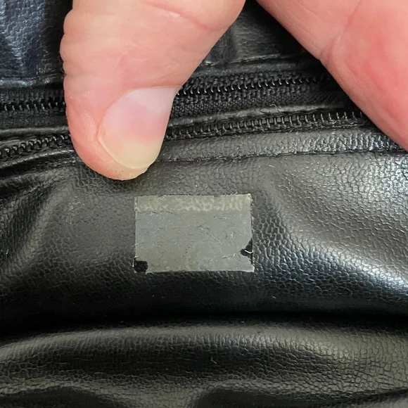 Vintage CHANEL Black Quilted lambskin Crossbody - Picture 13 of 16